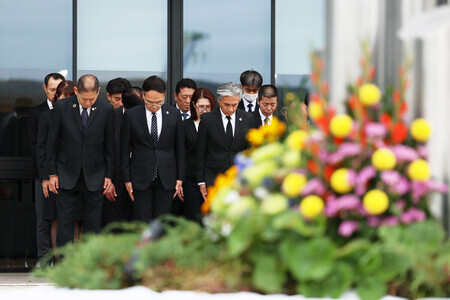 熊本地震の前震から10年がたち、黙とうする熊本県益城町の西村博則町長(前列左端)ら=14日午前、同町