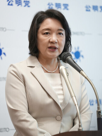 記者会見する公明党の竹谷とし子代表=14日午前、国会内