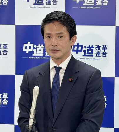 記者団の取材に答える中道改革連合の小川淳也代表=14日午後、東京・永田町の同党本部