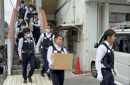 辺野古沖で船2隻が転覆し女子高校生ら2人が死亡した事故で、運航していた市民団体「ヘリ基地反対協議会」の事務所を家宅捜索した第11管区海上保安本部の捜査員ら=3月20日、沖縄県名護市