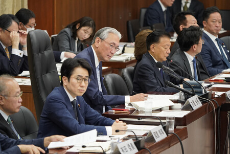 衆院憲法審査会に臨む古屋圭司会長(右列手前から3人目)ら=16日午前、国会内