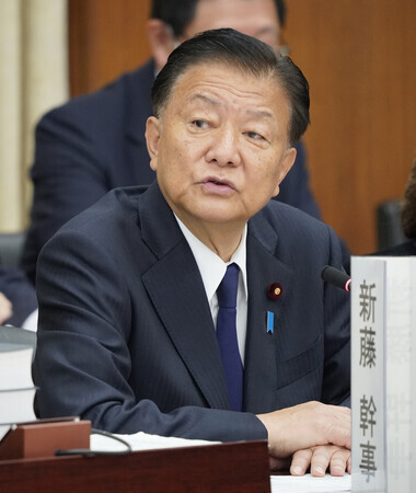 衆院憲法審査会で発言する自民党の新藤義孝氏=16日午前、国会内