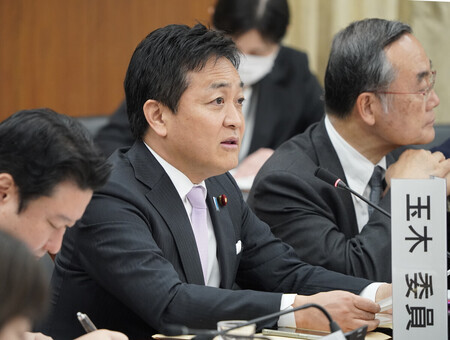 衆院憲法審査会で発言する国民民主党の玉木雄一郎代表(中央)=16日午前、国会内