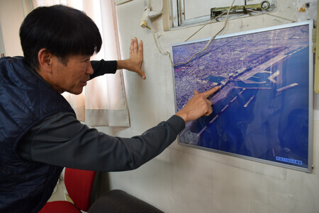 燃料タンクの位置を地図で説明する静岡県の清水漁協用宗支所の増田新支所長=15日、静岡市