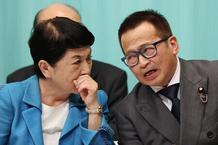 社民党大会で話し込む福島瑞穂党首(左)とラサール石井幹事長=29日午後、東京都千代田区