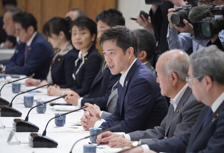 政府・与党連絡会議で発言する日本維新の会の吉村洋文代表(手前から3人目)=18日午後、首相官邸