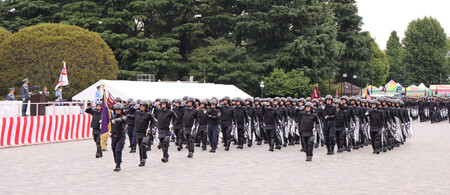 警視庁機動隊の観閲式で行進する隊員=20日午前、東京都新宿区の明治神宮外苑