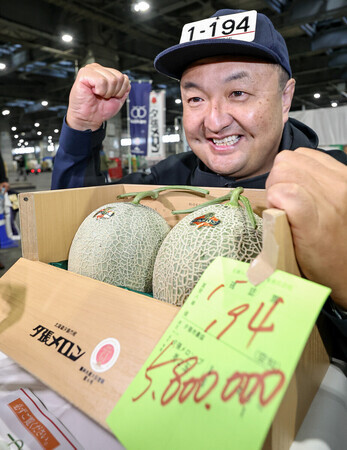 夕張メロンの初競りで史上最高値の2玉580万円で競り落とした「ふたみ青果」の大久保浩一さん=22日午前、札幌市中央区