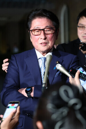 高市早苗首相との会食後、記者団の取材に応じる自民党の松山政司参院議員会長=22日午後、東京・永田町