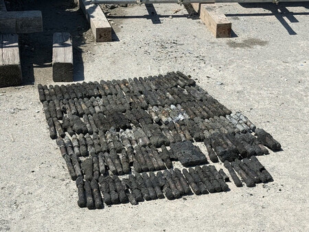 紫電改の両翼にある弾倉に残っていた未使用弾=4月16日、鹿児島県出水市(NPO法人「北薩の戦争遺産を後世に遺す会」提供)