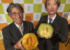 最優秀賞を受賞した方波見さん（右）と石田さん＝２２日、水戸市