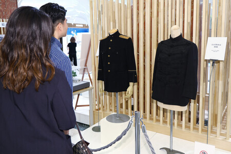 「昭和100年・皇宮警察創立140周年記念展」で展示された皇宮警察の旧制服=28日午前、東京都中央区