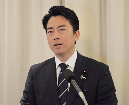記者団の取材に応じる小泉進次郎防衛相=31日、シンガポール