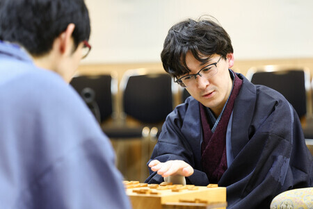 将棋の第11期叡王戦第5局に勝ち、3連覇を果たした伊藤匠二冠=31日午後、千葉県柏市