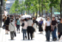２０２６年初めて東京都心で夏日となった４月１１日、銀座周辺では半袖姿で歩く人の姿も見られた