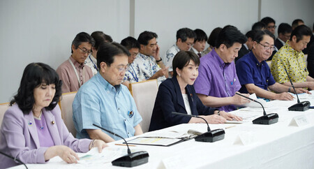 中東情勢に関する関係閣僚会議で発言する高市早苗首相(左から3人目)。同2人目は赤沢亮正経済産業相=2日午後、首相官邸