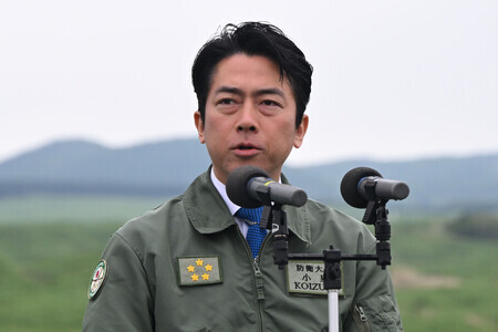 陸上自衛隊の富士総合火力演習で訓示する小泉進次郎防衛相=7日、静岡県の東富士演習場