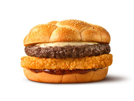 日本マクドナルドが発売するW杯開催記念ハンバーガー「ザク切りポテト&肉厚ビーフ コク旨ガーリックペッパー」(日本マクドナルド提供)