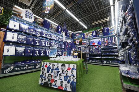 W杯に合わせ、ビックカメラ有楽町店の中に設置されたサッカー日本代表のグッズショップ=11日、東京都千代田区