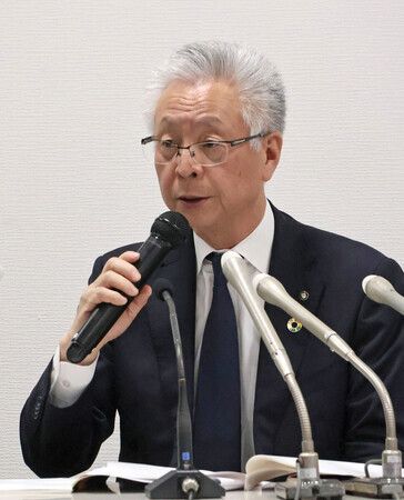 金融庁の行政処分を受け、記者会見するウリ信用組合の金堅一副理事長=12日午後、札幌市