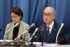 医療事故調査委員会の報告書概要の公表を受け、記者会見する埼玉県立小児医療センターの岡明病院長（右）＝１２日午後、さいたま市