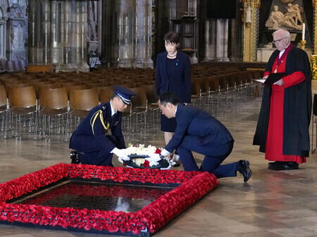 ウェストミンスター寺院を訪れ、無名戦士の墓に献花する高市早苗首相(奥左)=14日、ロンドン(代表撮影・時事)