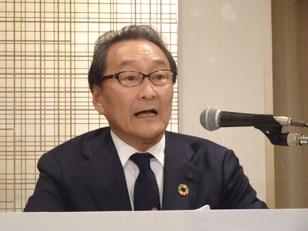 株主総会後に記者会見するニデックの岸田光哉社長=18日午後、京都市