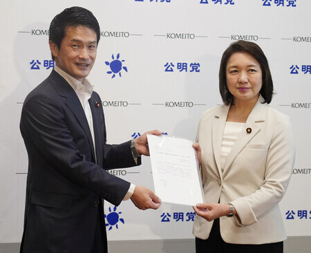 中道改革連合、立憲民主党、公明党3党の合流について正式な協議入りを公明の竹谷とし子代表(右)に提案する中道の小川淳也代表=19日午後、国会内