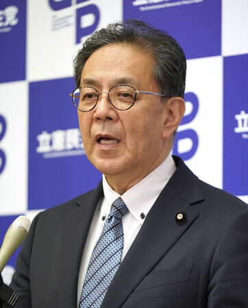 記者団の取材に応じる立憲民主党の水岡俊一代表=19日午後、国会内