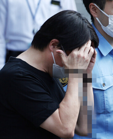 警視庁戸塚署を出る小林昌人容疑者=19日午前、東京都新宿区(一部画像処理してあります)