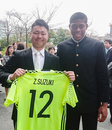中学を卒業し記念撮影するサッカー日本代表の鈴木彩艶選手(右)と桜井雄大さん=2018年3月(桜井さん提供)