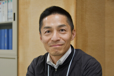 小学校時代の鈴木彩艶選手の担任、小坂浩士さん=3月11日、さいたま市
