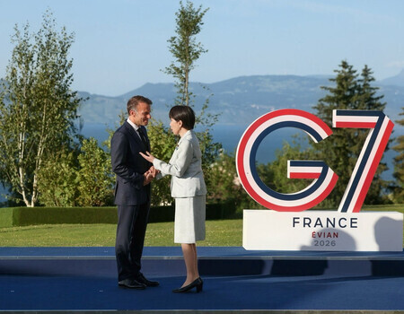 フランス東部エビアンでの先進7カ国首脳会議(G7サミット)に際し、マクロン大統領(左)の歓迎を受ける高市早苗首相(佐伯耕三内閣広報官のXより)