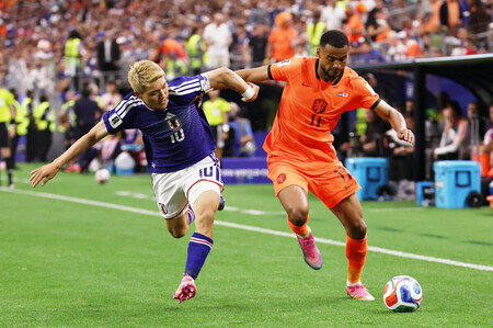 W杯のオランダ戦で、相手と競り合う堂安律選手(左)=14日、米ダラス