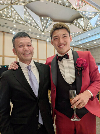 サッカー日本代表の堂安律選手(右)と鴨川幸司さん(鴨川さん提供)