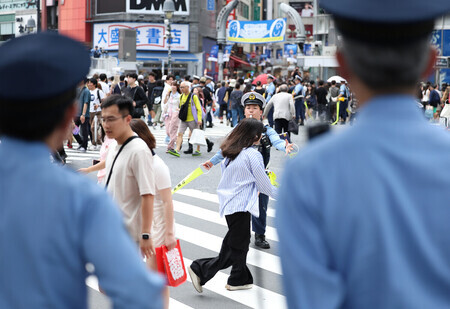 チュニジア―日本戦が行われる中、東京・渋谷のスクランブル交差点で警備に当たる警察官=21日午後