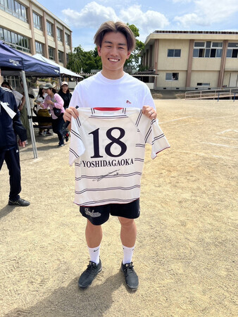 吉田ケ丘サッカースポーツ少年団を訪れた上田綺世選手(坂本豊司さん提供)