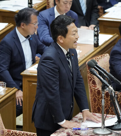 衆院予算委員会で質問する国民民主党の田中健氏=22日午前、国会内