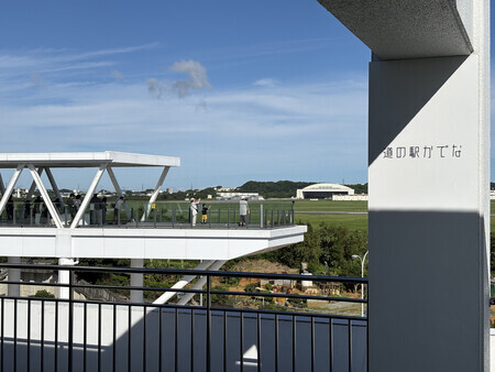 米軍嘉手納基地を一望できる「道の駅かでな」の展望台=18日、沖縄県嘉手納町