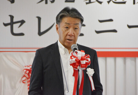除幕式であいさつするキオクシアの太田裕雄社長=3日、岩手県北上市