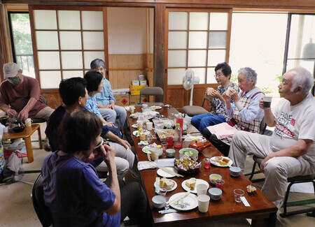 乗光寺で飲み物を手に語り合う参加者たち=1日、熊本県球磨村