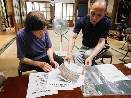 豪雨災害当時を振り返る乗光寺の住職豊橋光秀さん(右)と母則子さん=1日、熊本県球磨村