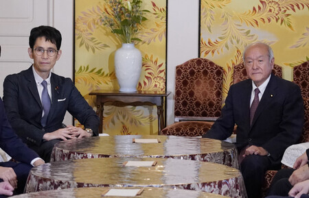 国会正常化に向けて会談に臨む自民党の鈴木俊一幹事長(右)と中道改革連合の階猛幹事長=2日、国会内
