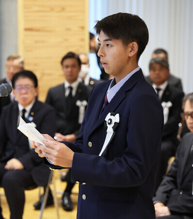 熊本豪雨から6年がたち、式典で追悼の言葉を読み上げる城本優星さん=5日午前、熊本県人吉市
