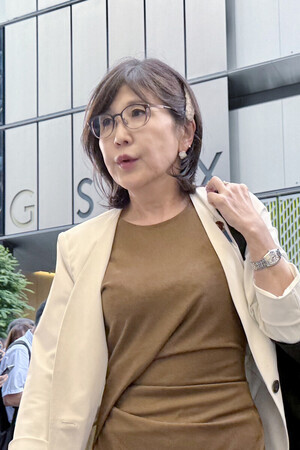 会合に向かう稲田朋美元防衛相=8日午後、東京・銀座