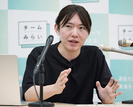 記者会見するチームみらいの安野貴博党首=9日午後、国会内