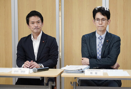 中道改革連合の臨時の常任幹事会に臨む小川淳也代表(左)と階猛幹事長=9日午後、国会内