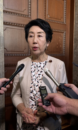 衆院本会議で皇室典範改正案の採決を棄権し、取材に応じる中道改革連合の早稲田夕季氏=10日午後、国会内