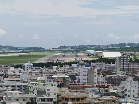 住宅密集地にある米軍普天間飛行場(中央)=6月29日、沖縄県宜野湾市