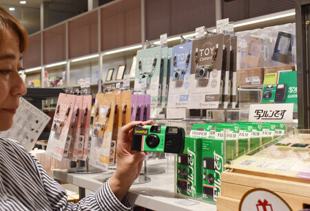 「銀座ロフト」のカメラ雑貨売り場で販売されている「写ルンです」=3日、東京都中央区